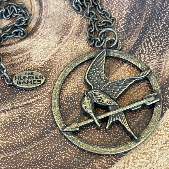 The Hunger Games Collectible Katniss Mockingjay Pendant Necklace Lionsgate - Picture 6 of 6